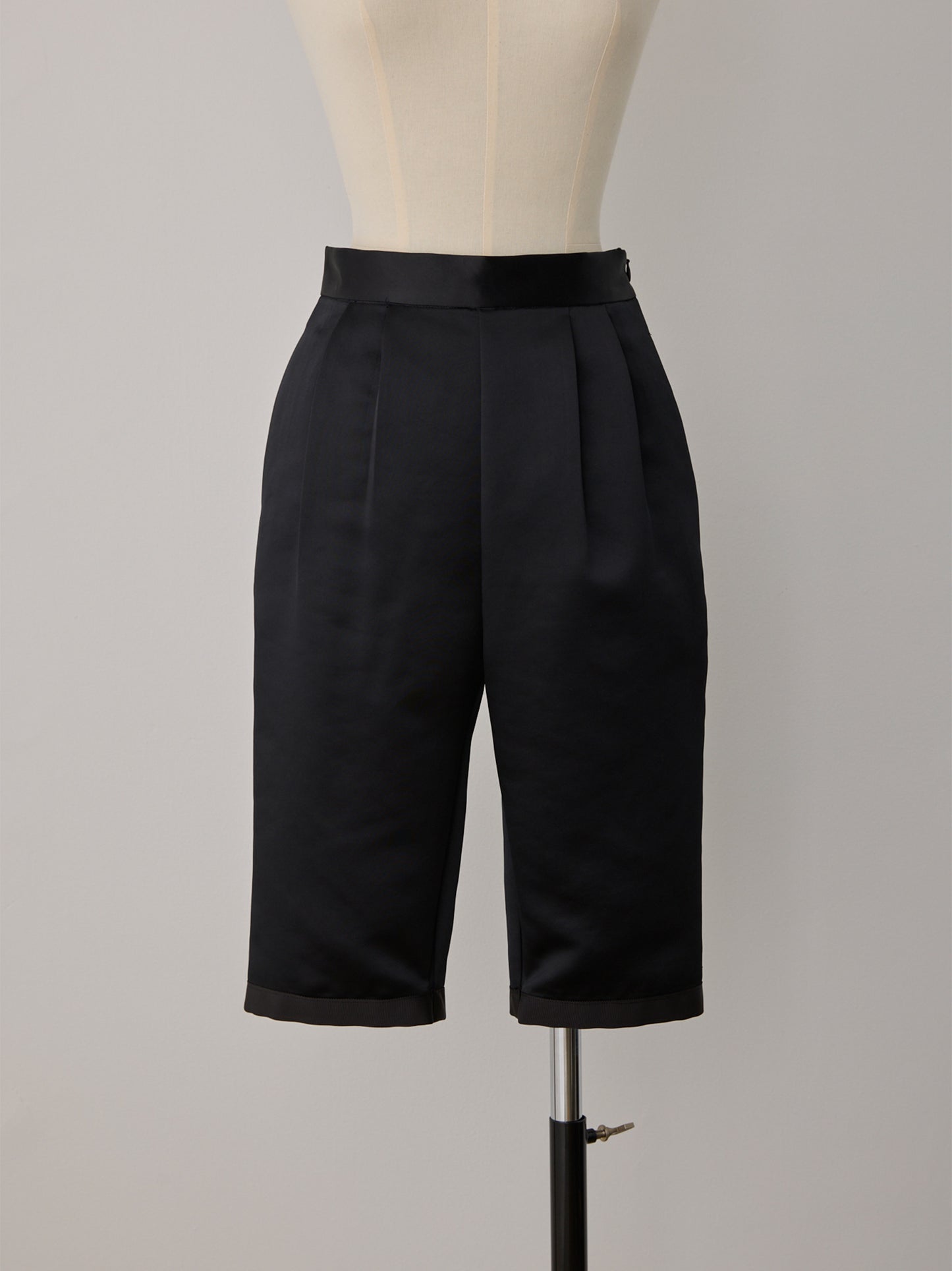 constructive mat satin slim short pants