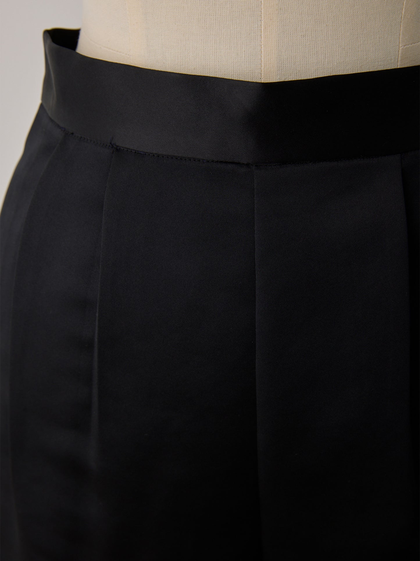 constructive mat satin slim short pants