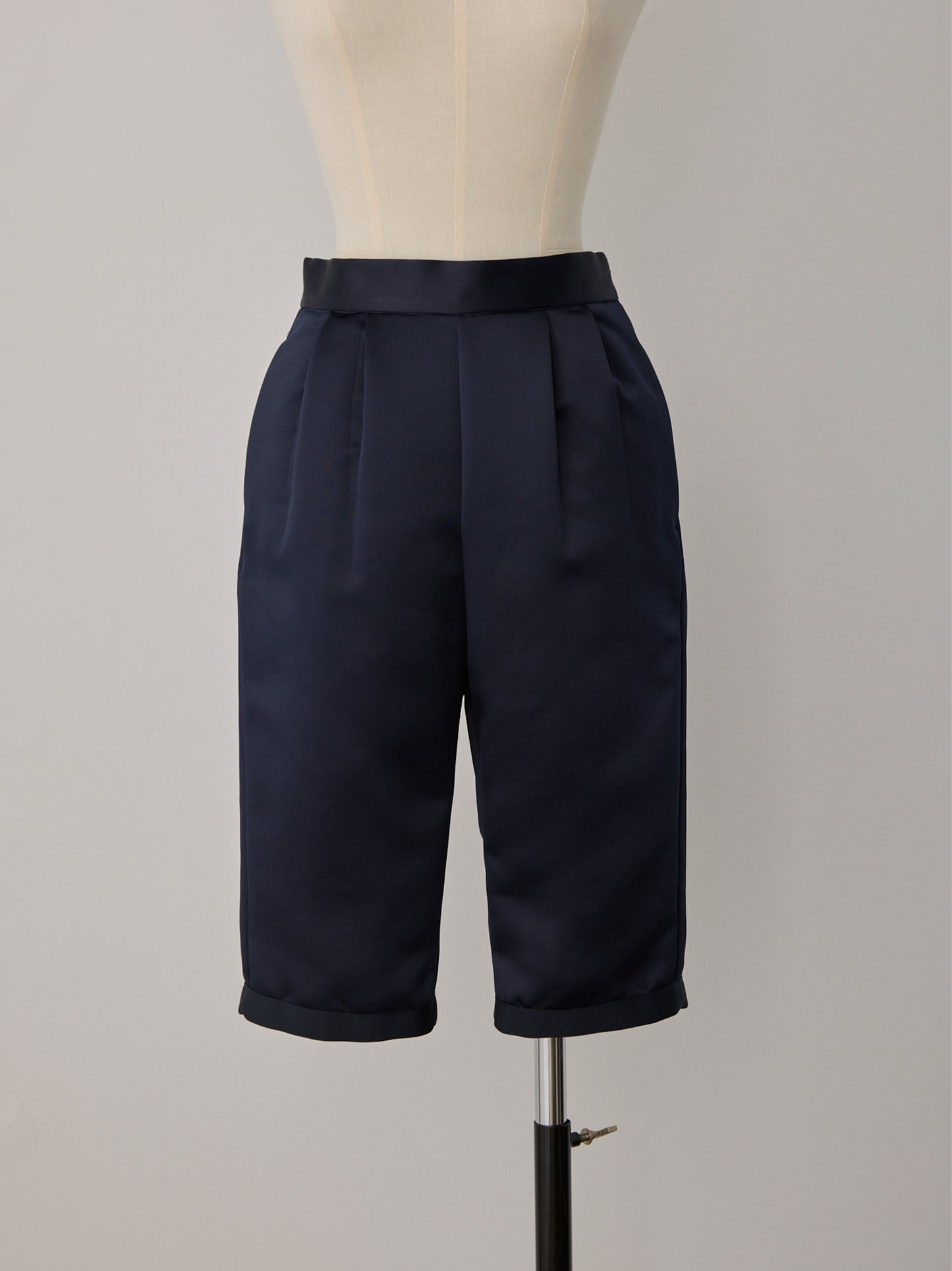 constructive mat satin slim short pants