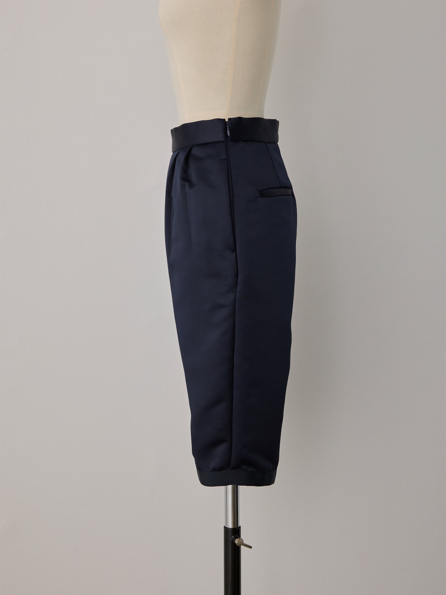 constructive mat satin slim short pants