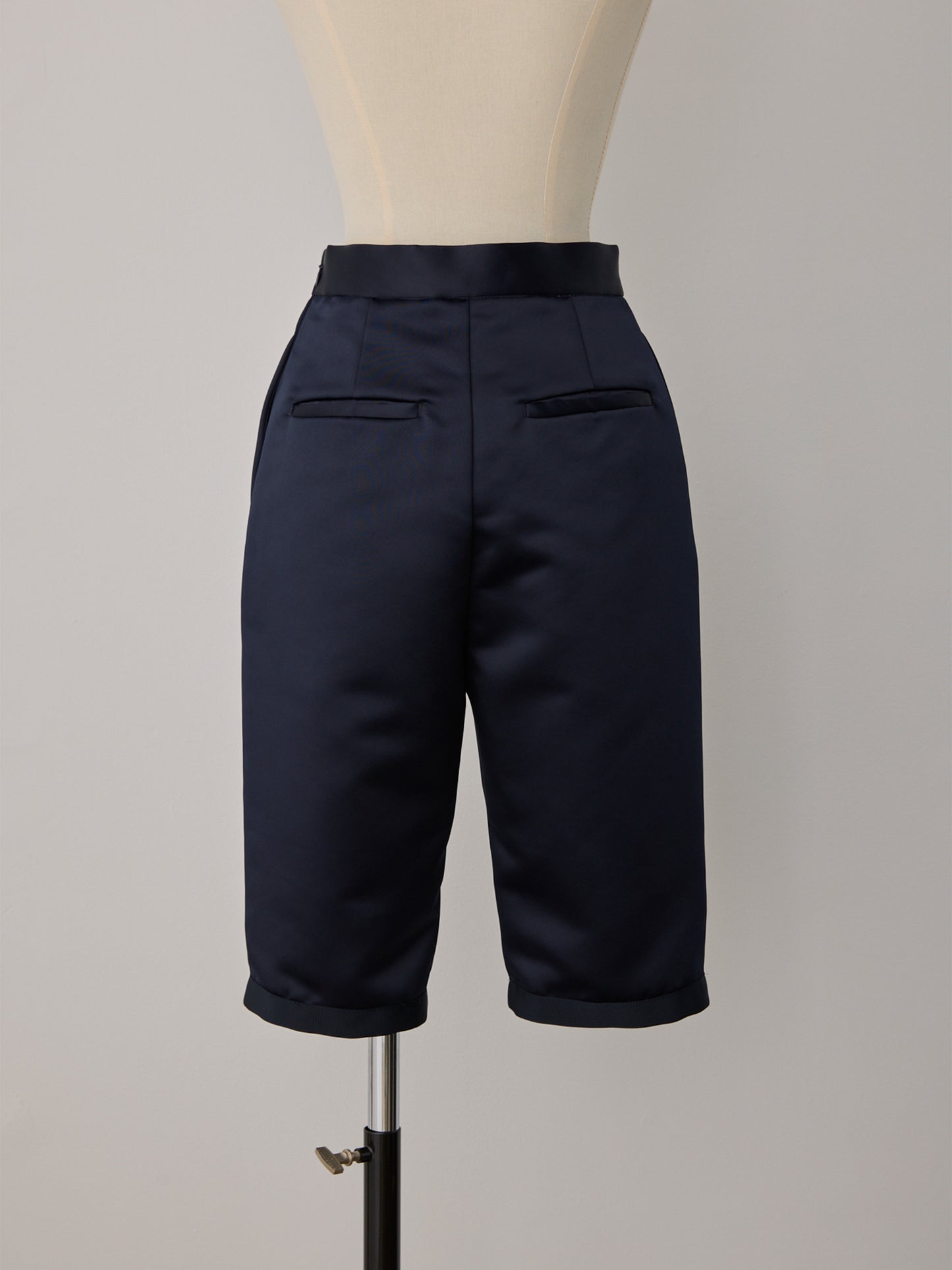 constructive mat satin slim short pants