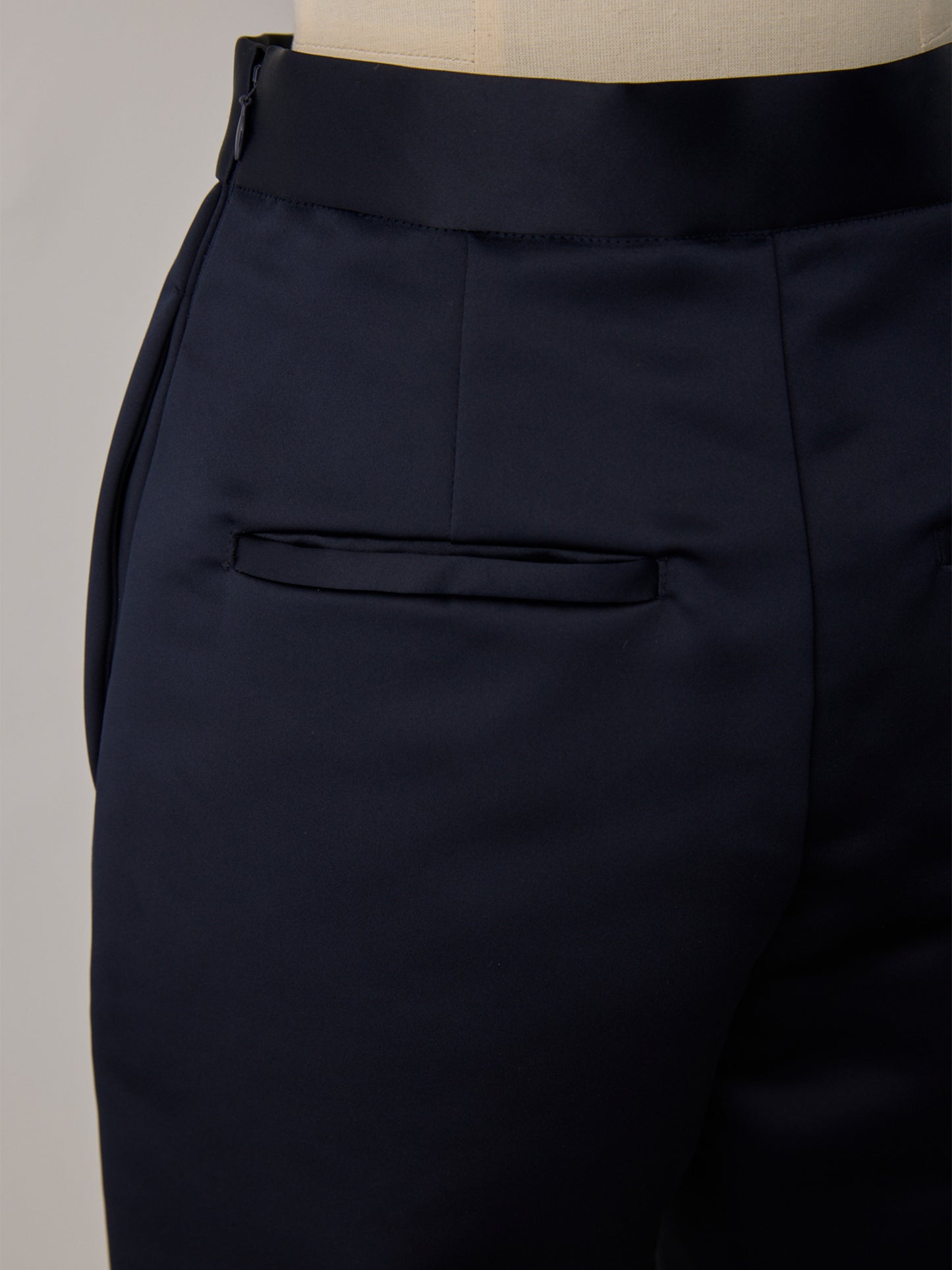 constructive mat satin slim short pants