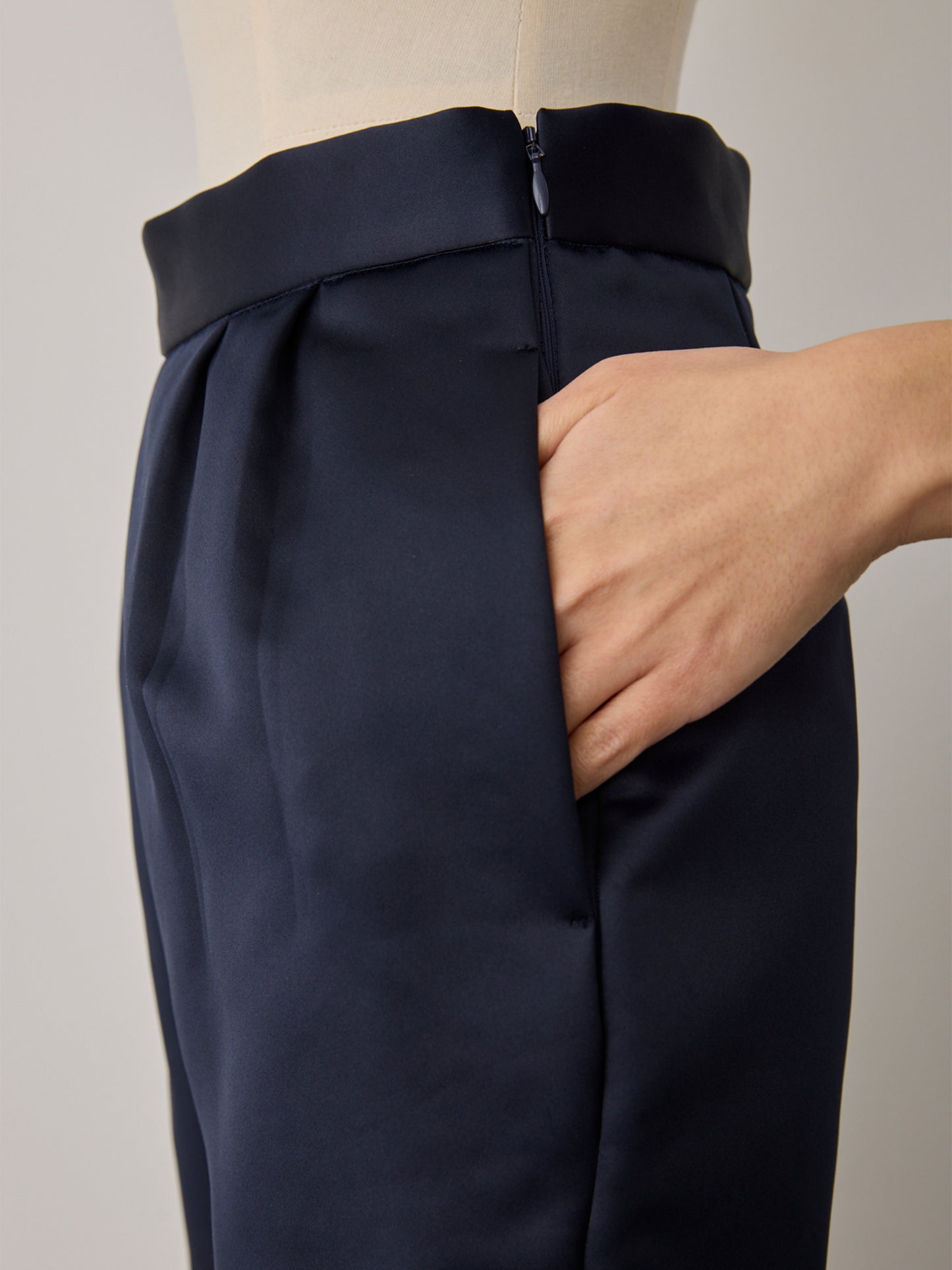 constructive mat satin slim short pants