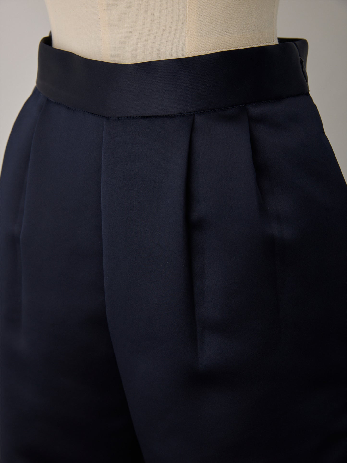 constructive mat satin slim short pants