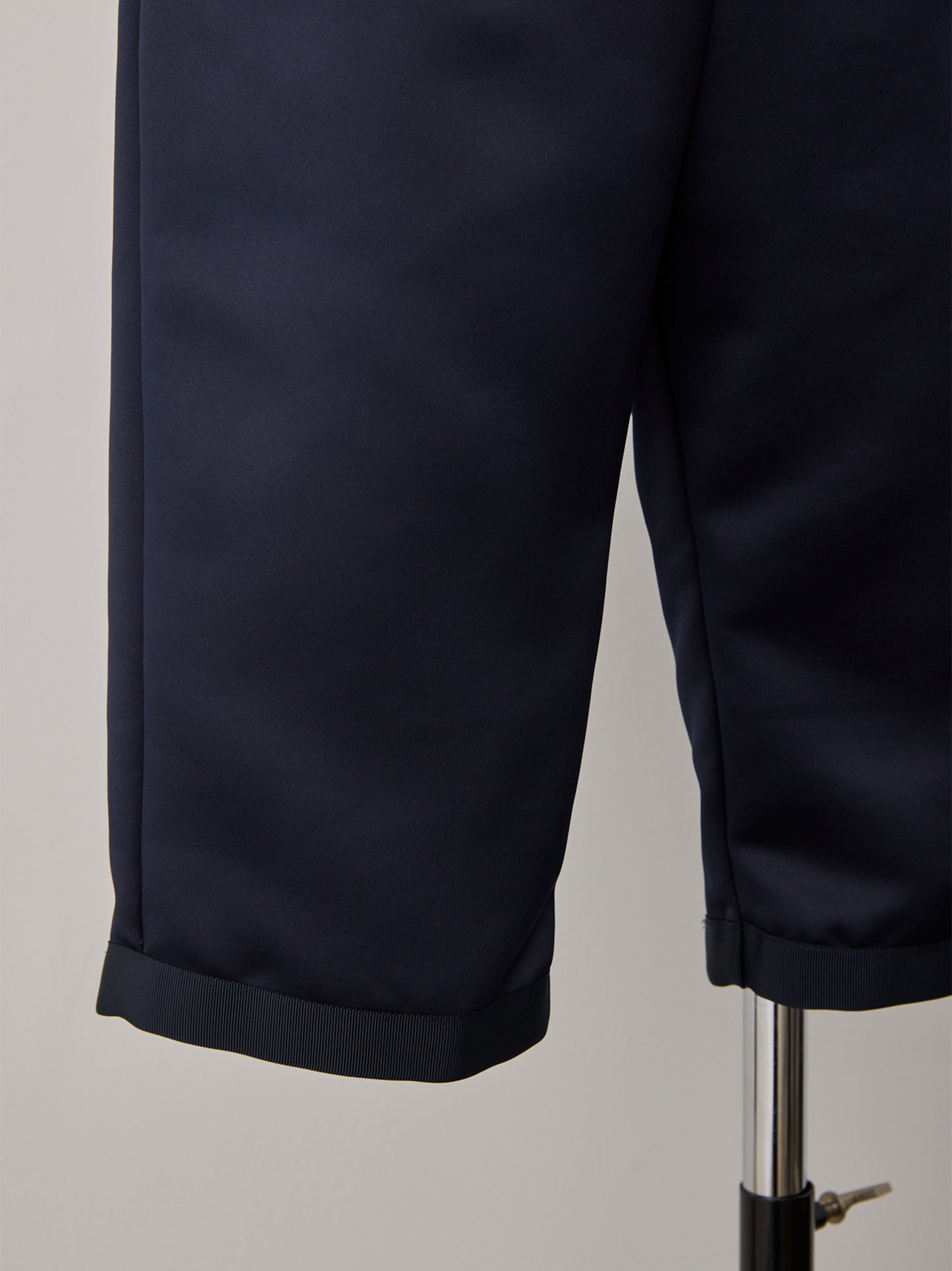 constructive mat satin slim short pants