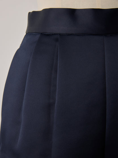 constructive mat satin slim short pants